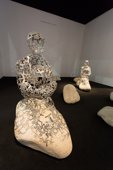 理查德·蓋里畫廊帶來(lái)的喬麥·普蘭薩（Jaume Plensa）裝置作品《島嶼》 李思明 圖